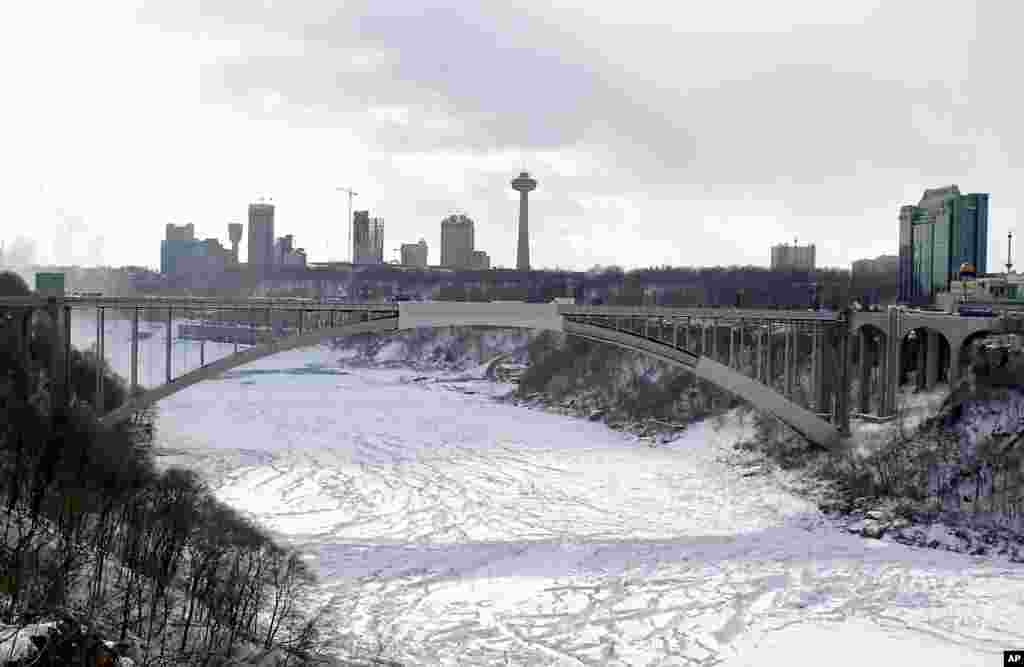 尼亚加拉峡谷上的彩虹桥,链接美国尼亚加拉瀑布市和加拿大尼亚加拉瀑布市。顺便说一下,中国妇女赵燕2004年在纽约州尼亚加拉大瀑布过境点被警察打伤,2017年8月纽约法官裁决,美国政府赔偿赵燕46万1000美元,做为对她不当逮捕、医疗费用、痛苦以及损失收入的赔偿。