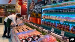 一名工作人员疫情期间在北京一家超市内摆放新西兰进口牛肉。(2020年11月24日)