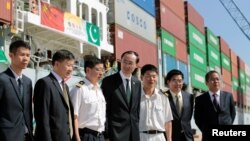 中国驻巴基斯坦大使孙卫东(中)于2016年11月13日在巴基斯坦的瓜达尔港与集装箱船的船员合影留念。