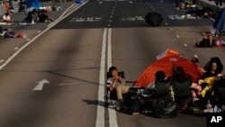 抗议学生坐在被占政府总部大楼路边