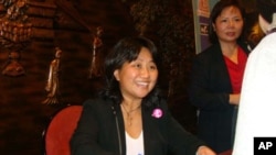 柴玲 为买书民众签名