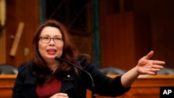 伊利诺伊州联邦参议员达克沃斯(Tammy Duckworth)在国会发言(2018年2月14日)。