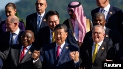 资料照:2024年11月18日,中国领导人习近平在巴西里约热内卢举行的G20峰会上与其他G20国家领导人合影。