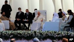 2021年3月6号罗马天主教教宗方济各在伊拉克乌尔附近会晤各宗教代表。(美联社提供)