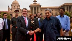 美国国防部长卡特与印度国防部长帕里卡尔在新德里会面。(2015年6月3日)