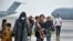 从阿富汗撤离的民众抵达印度空军基地（2021年8月22日）