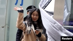 弦子在走进北京海淀区一家法院前向支持者招手。(2020年12月2日)