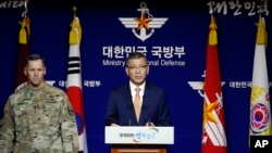 အမေရိကန်တပ်ဖွဲ့ အကြီးအကဲ ဗိုလ်ချုပ်ကြီး Thomas Vandal နဲ့ တောင်ကိုရီးယား ကာကွယ်ရေးဒုဝန်ကြီး Ryu Je-seung။ (ဇူလိုင် ၈၊ ၂၀၁၆)