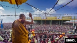 资料照片:西藏精神领袖达赖喇嘛在印度向信众讲话。