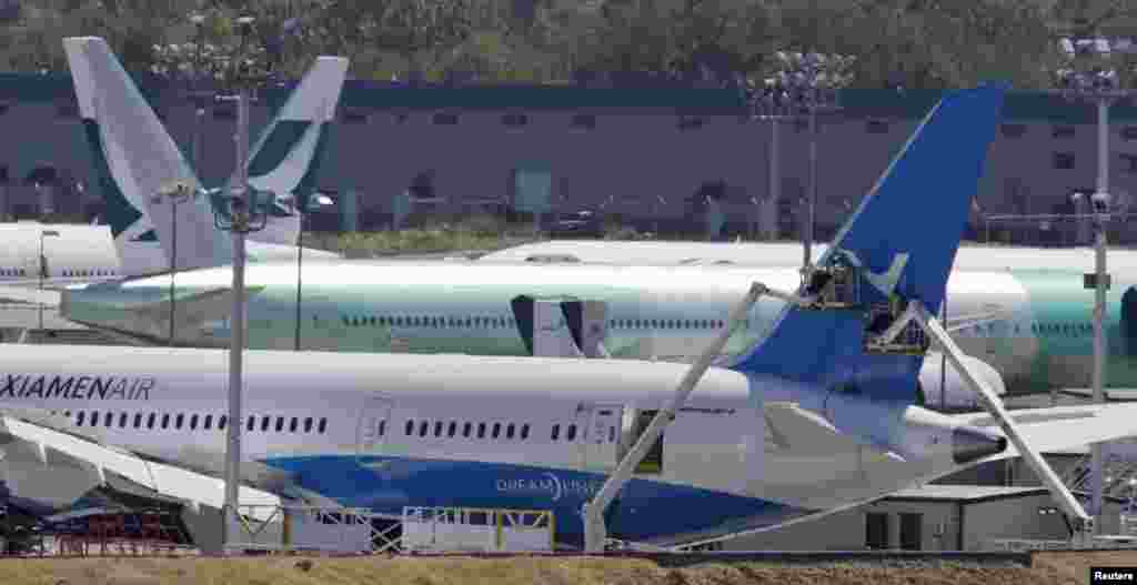 在华盛顿州的波音工厂,工人坐吊车在波音787-8客机的尾部施工。(2014年8月7日)