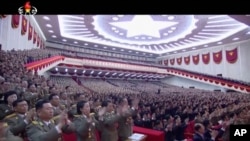 2016年5月6日,朝鲜官方电视台的电视画面截图中,朝鲜劳动党代表起立鼓掌。