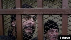 警方上个月在开罗一家公共浴场逮捕了26名在那里寻找同性恋的男子。这是他们中的一些人在法院判他们无罪后的反应,2015年1月12日。