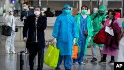 在德国法兰克福国际机场准备搭乘飞机回国的中国旅客。(2020年3月29日)