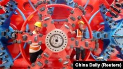 中国工人在浙江省湖州市的一个地下铁路的车站施工现场。(2024年10月17日)