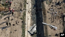 Місце падіння українського пасажирського літака в Тегерані, 8 січня 2020. AP Photo/Ebrahim Noroozi