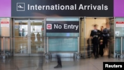 经联邦最高法院批准,川普旅行禁令部分内容生效当天的波士顿洛根国际机场 (2017年6月29日)