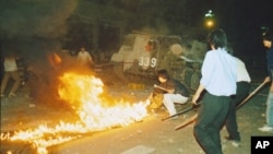 1989年6月4日凌晨天安门广场解放军装甲车突入镇压后场景