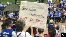 反死刑的抗议者在阿肯色州小石城州议会外集会,抗议当局接连执行死刑的计划。(2017年4月14日)