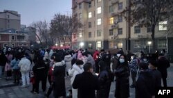 中国河南省安阳市居民排队接受新冠病毒核酸检测。(2022年1月8日)