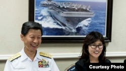 日本防卫大臣稻田朋美和海上幕僚长武居智久2016年8月23日访问一艘美国航母 (美国国防部照片)