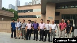 十多位维权律师在郑州要求会见当事人(网络图片)