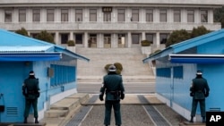 朝鲜和韩国士兵在两国军事分界线板门店分别站岗守卫。(资料照片)