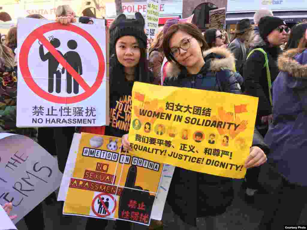 在纽约参加女性大游行关注中国女权议题的人士手持&ldquo;#米兔在中国#&rdquo;以及&ldquo;我们要平等、正义、和尊严&rdquo;的标语牌(小门提供)。来自广州到美国读法律研究生毕业的小门告诉美国之音，这是对于中国高校8000多人次的联名信之后反性骚扰的&ldquo;#Metoo在中国&rdquo;标签被删除所做的反应。她希望聚焦在中国反性骚扰问题上，并且以参与游行的照片支持国内的相关事件。