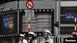 越南下架刚刚上映一个星期的中美合作动画片《雪人奇缘》,河内一家电影院拿下该片广告。(2019年10月14日)