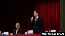 鸿海科技集团董事长刘扬伟11月12日于台湾土城鸿海总部谈话。(美国之音记者李玟仪摄)