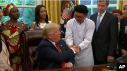 Đạo hữu Cao Đài Lương Xuân Dương trong lần gặp Tổng thống Mỹ Donald Trump ở Nhà Trắng