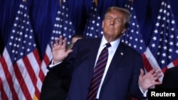 共和党总统候选人、美国前总统唐纳德·特朗普在新罕布什尔州纳舒亚的共和党初选之夜观看派对上打手势。(2024年1月23日)