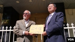 艾迪牧师和郭牧师展示公开信(美国之音国符拍摄)