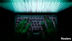 一位男士在华沙敲击电脑键盘。(资料照)