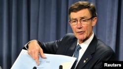 澳大利亚搜寻协调组负责人、退役空军上将安格斯•休斯顿在珀斯举行的新闻发布会上指向一张地图。(2014年4月7日)