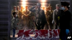 北京一家电影院张贴的“长津湖”电影海报。(2021年10月1日)