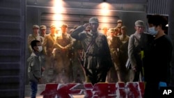 北京一家电影院张贴的“长津湖”电影海报。(2021年10月1日)