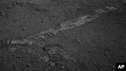 အင်္ဂါဂြိုဟ်ပေါ် လှည့်လည်နေသော Curiosity စူးစမ်းလေ့လာရေးယာဉ် ဘီးရာများ။ (၀၈၊၂၂၊ ၁၂)