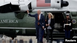 拜登总统和夫人吉尔·拜登从德拉瓦返回华盛顿途中走下海军陆战队一号直升机。(2021年6月4日)