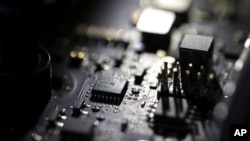 2019 年 2 月 23 日在新泽西州泽西市看到一台计算机的内部。据一名网络安全研究人员称,2021 年 7 月 2 日,勒索软件攻击使至少 200 家美国公司的网络瘫痪。