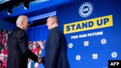 美国总统拜登(左)2024年1月24日与美国汽车工人联合会(UAW)领袖会面,并获得工会支持他连任。(法新社)