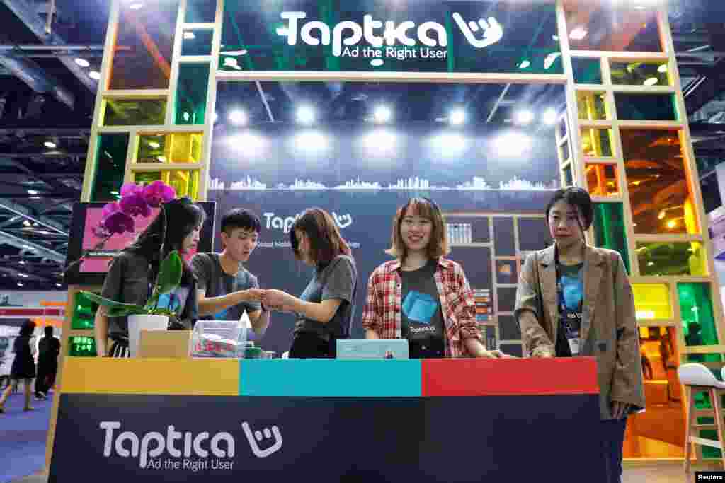 在北京举行的全国移动互联网大会(GMIC)期间,国际广告公司Taptica的展位上的5位华人工作人员,其中四位是女子(2018年4月27日)。中国的职业女性有不少被戏称“白骨精”——白领、骨干、精英。