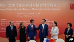 中国商务部官员在巴拿马城会见巴拿马商界人士。巴拿马和中国的紧密经贸关系,引起特朗普对巴拿马运河的高度关切。(美联社:2024年8月26日)