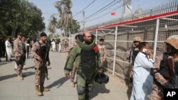 巴基斯坦部队抵达中国驻卡拉奇领事馆。(2018年11月23日)