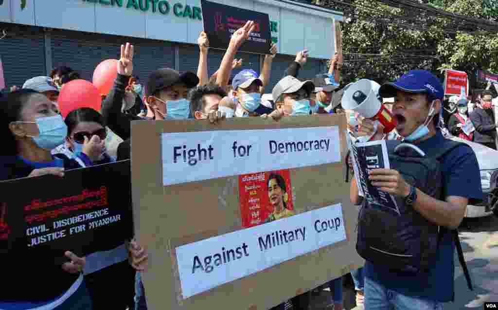 ရန်ကုန်မြို့ရှိ အမေရိကန်သံရုံးရှေ့ စစ်အာဏာသိမ်း ဆန့်ကျင် ဆန္ဒပြ မြင်ကွင်း။