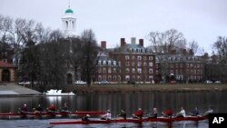 2017年3月7日,划桨者从马萨诸塞州剑桥的查尔斯河上穿过哈佛大学校园。哈佛大学和学生公平录取组织将就该常青藤大学是否存在歧视亚裔的录取政策走上法庭。