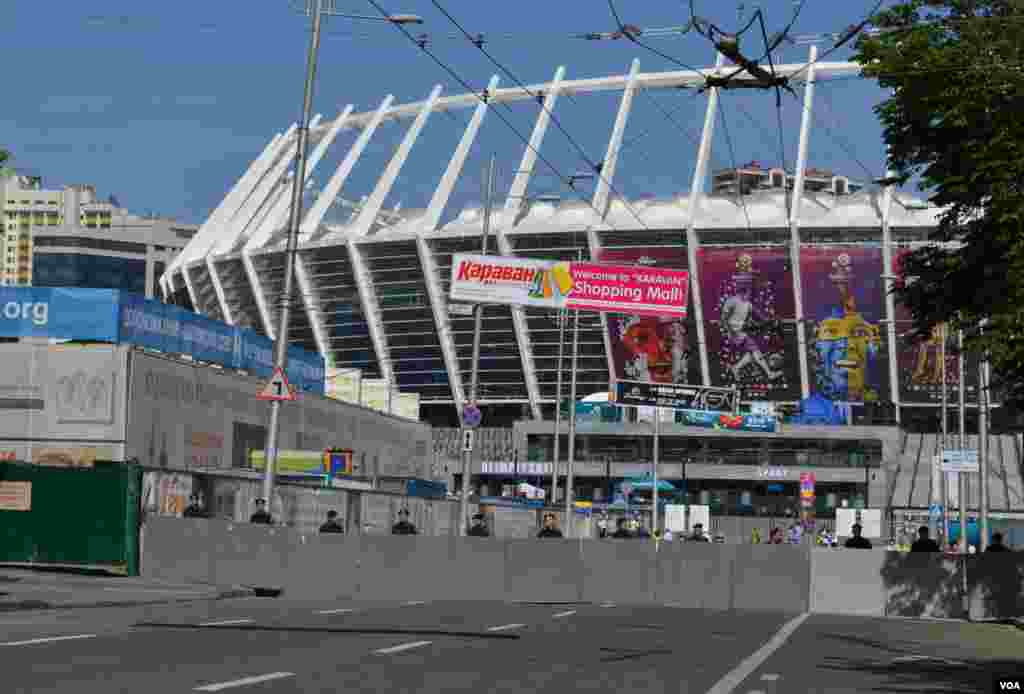 На території довкола стадіону  розвісили прапори УЄФА