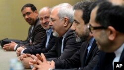 伊朗外长扎里夫(中)11月22号在日内瓦参加伊朗核谈判。