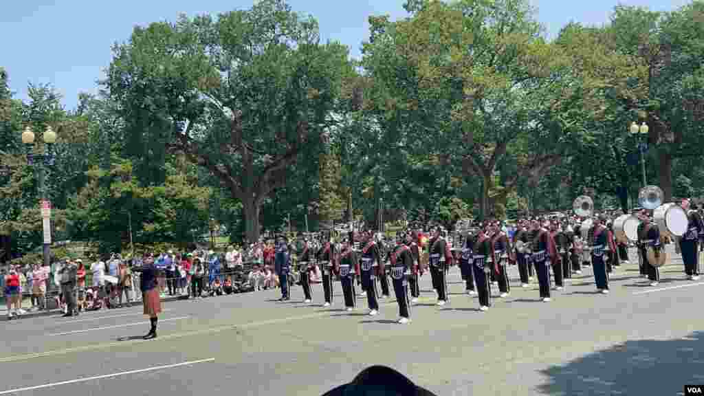 华盛顿独立日庆祝游行街头即景。(2025年7月4日)