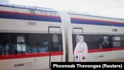 在老挝万象,连接中国西南城市昆明和万象的高铁项目交接仪式上,一列火车在车站上准备就绪(2021年12月3日)。