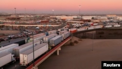 鉴于特朗普很快要征收新关税,货车在墨西哥华雷斯城的萨拉戈萨-伊斯莱塔过境桥排队等候进入美国。(路透社:2025年1月31日)